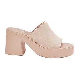 Pantoffeln für Frauen auf dem Posten und Plattform Beige