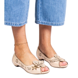 Beige Openwork Ballerinas mit einer offenen Spitze