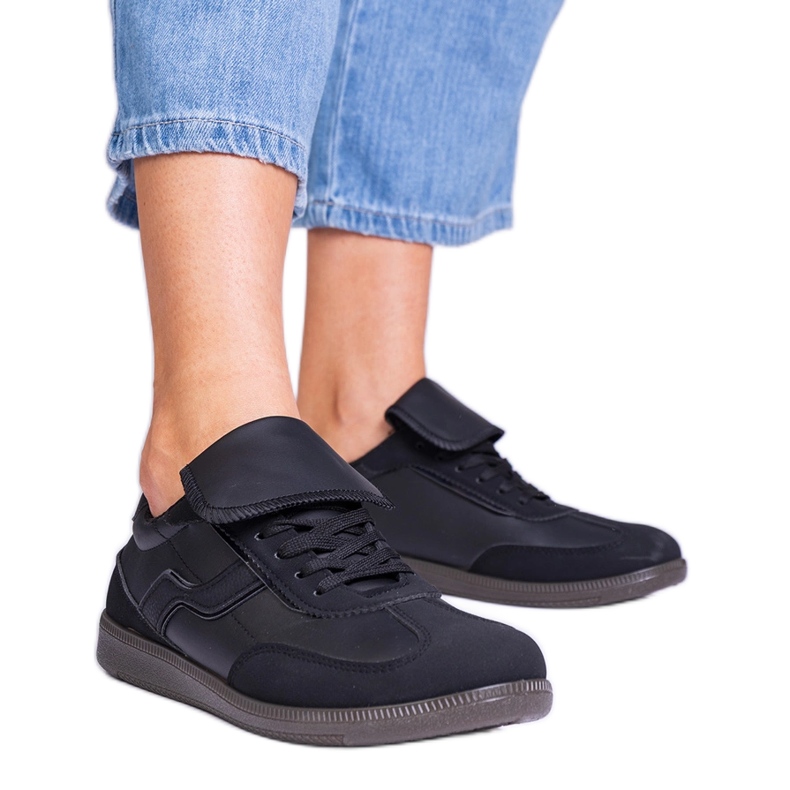 Schwarze Turnschuhe mit niedrigem Schnüre