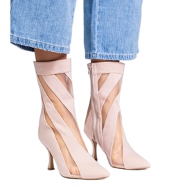 Beige Satinstiefel mit einem Netz auf einer High Heel