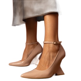 Beige Pumpen, die auf Keil lackiert sind