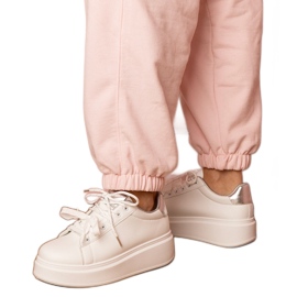 Weiß- und Silbersport -Turnschuhe auf der Plattform