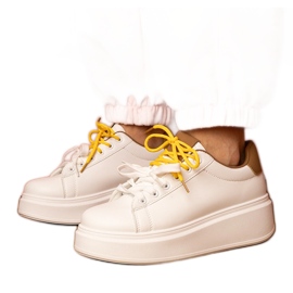 Weißbraune Sport-Turnschuhe auf der Plattform