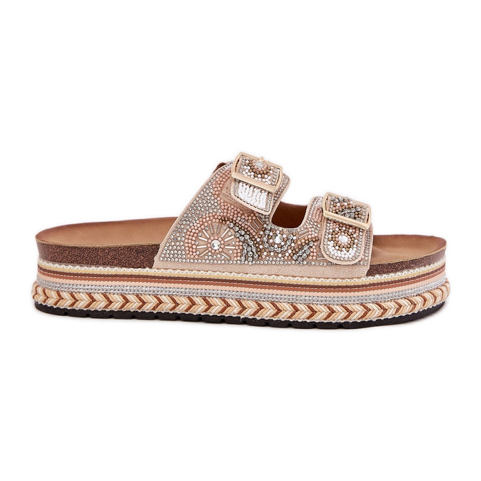 Hausschuhe mit Dekoration und Schnallen auf der goldenen Plattform