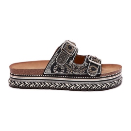 Hausschuhe mit Dekoration und Schnallen auf der schwarzen Plattform