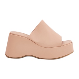 Öko -Leder -Frauen -Pantoffeln auf der Plattform und beige Keilen