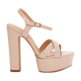 Frauensandalen auf einem hohen Posten und einer Plattform lackiertes Beige
