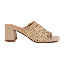 Frauenflip flops mit beige Absätzen