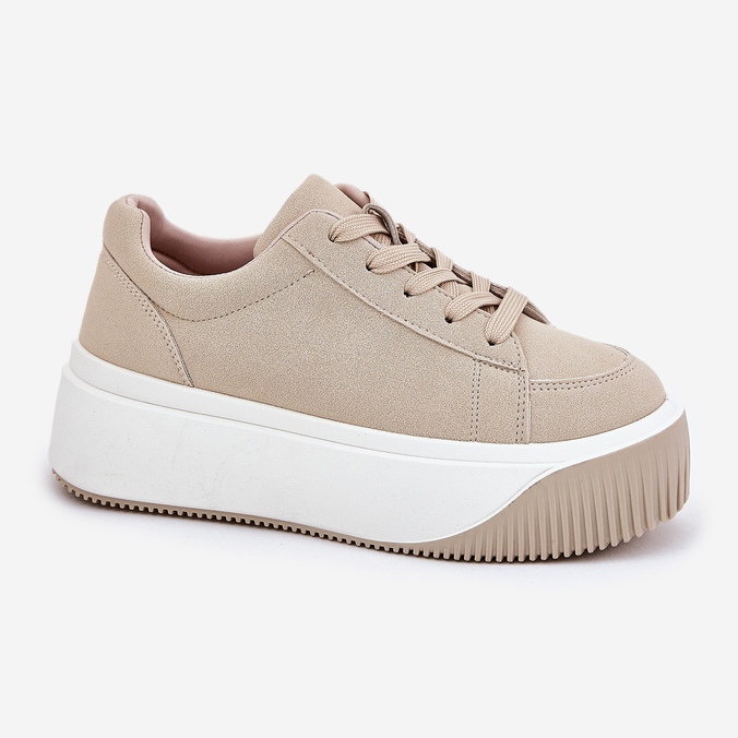 Turnschuhe auf einer massiven Plattform glatt Beige