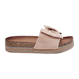 Damenflip Flops auf der Plattform mit einem Bogen und einem dekorativen Brosche Beige