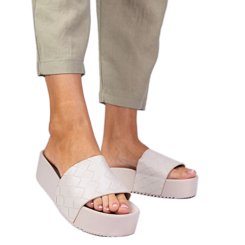 Beige drückende Flip -Flops