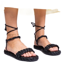 Schwarze Frauensandalen geflochten
