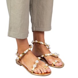 Goldene Frauensandalen mit Perlen dekoriert