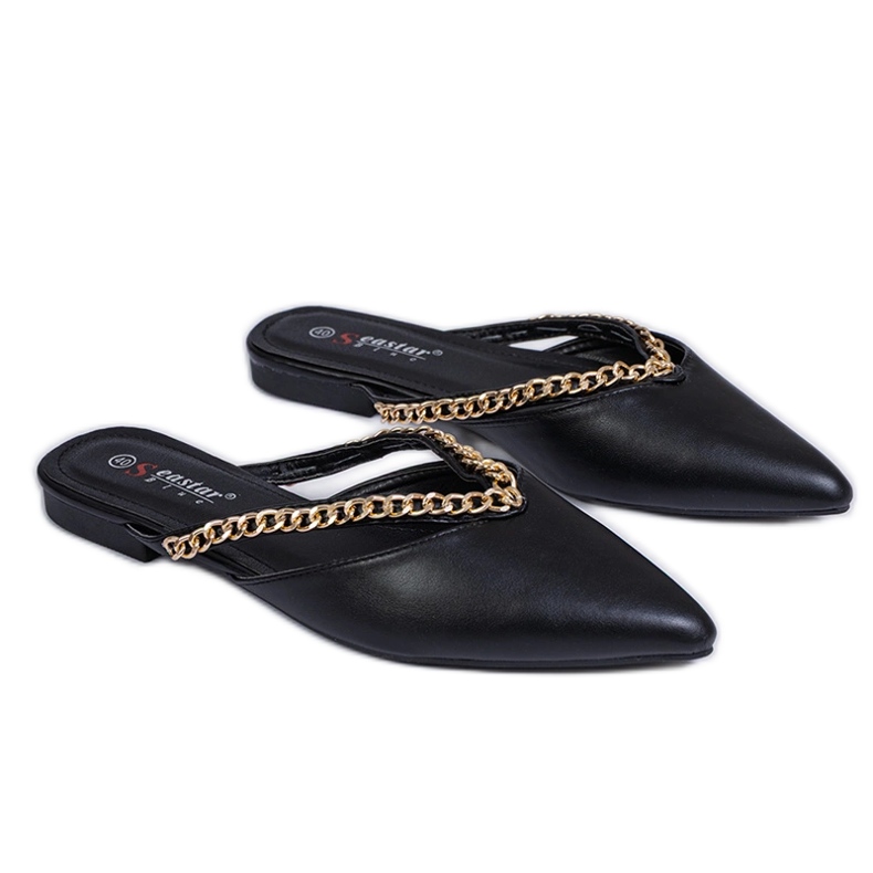 Schwarz elegante Flip -Flops mit einer Kette dekoriert