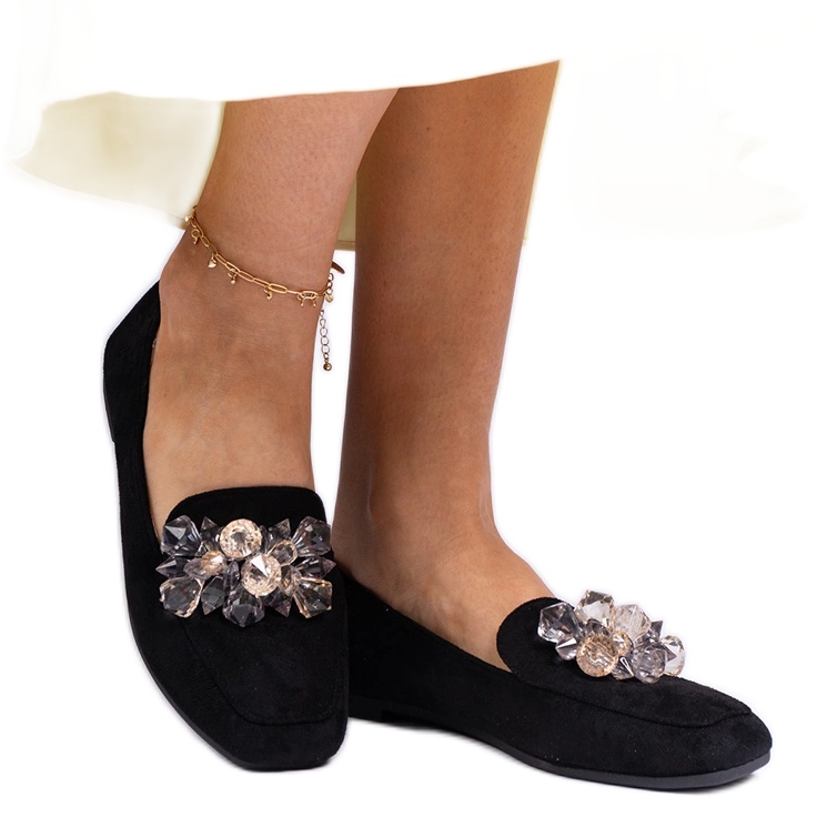 Schwarze, die mit Kristallen verziert sind