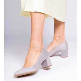 Graue klassische Pumpen auf dem Pfosten von Ekozamsz