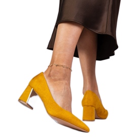 Gelbe Pumpen auf einem elegant dekorierten Pfosten