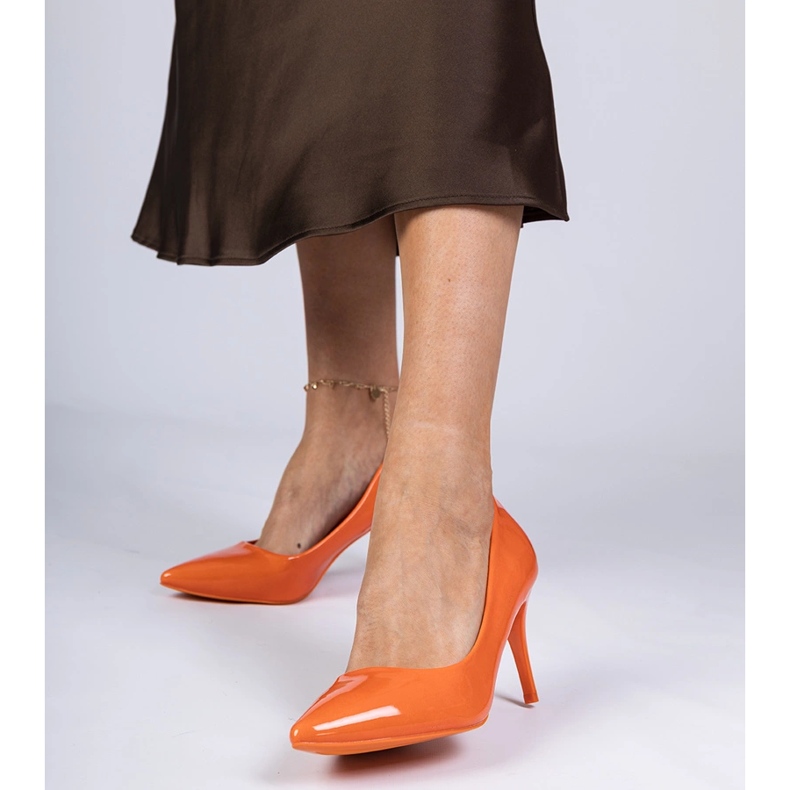 Orange lackierte Pumpen auf einer High Heel