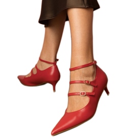 Rote Pumpen auf einem niedrigen Stapel mit Schnallen