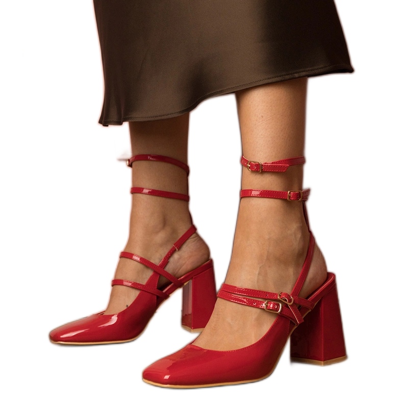 Auf dem Pfosten lackierte rote Pumpen