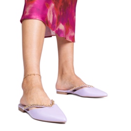Violette elegante Flip -Flops mit einer Kette dekoriert lila
