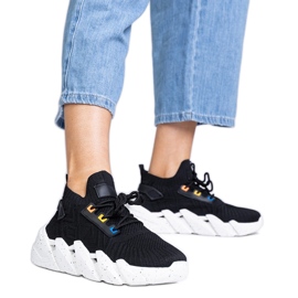 Schwarze Sport -Turnschuhe auf einer massiven Sohle