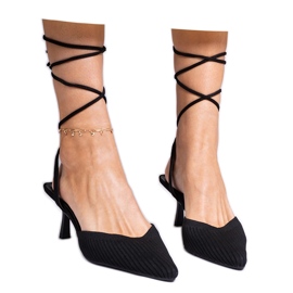 Schwarze Materialpumpen auf einer High Heel mit offenem Absatz