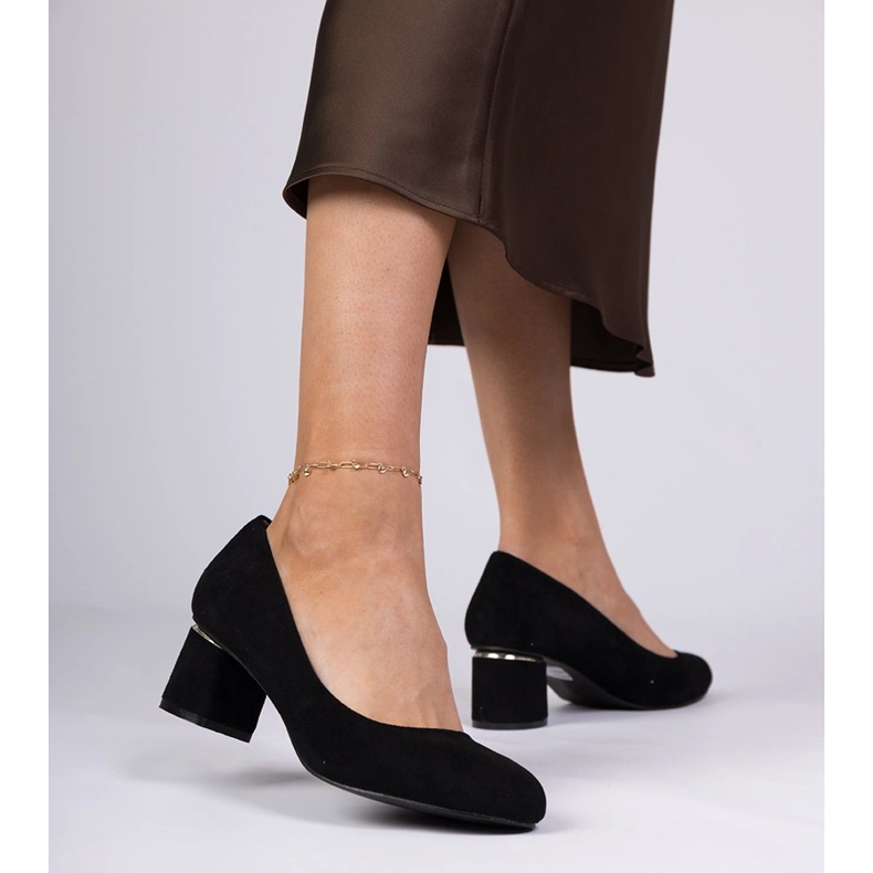 Schwarze klassische Pumpen auf einem niedrigen Block