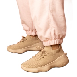 Beige Sport -Sneaker mit einem Socken Obermaterial