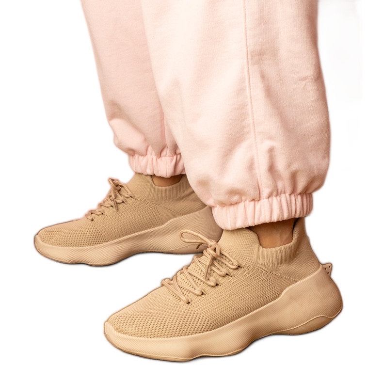 Beige Sport -Sneaker mit einem Socken Obermaterial