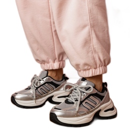 Silbersport -Turnschuhe auf einer stilvollen Sohle silber-