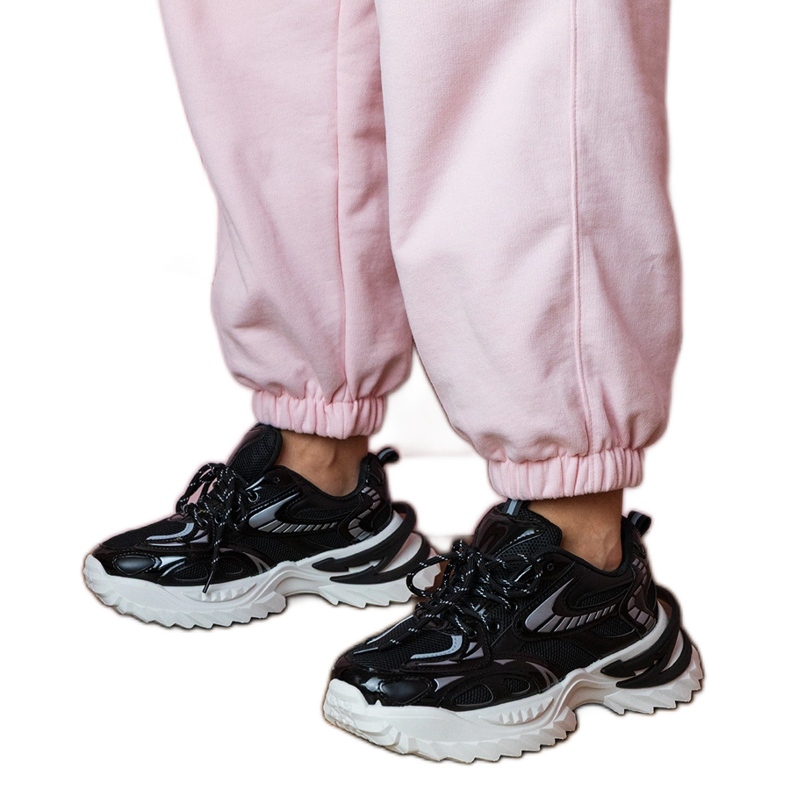 Schwarze Sport -Turnschuhe auf einer stilvollen Sohle