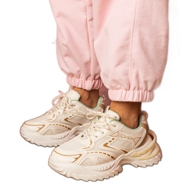 Beige Sportsneaker auf einer dicken Sohle