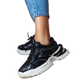 Schwarze Sport -Turnschuhe auf einer dicken Sohle