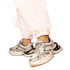 Silbersport -Turnschuhe auf einer dicken Sohle silber-