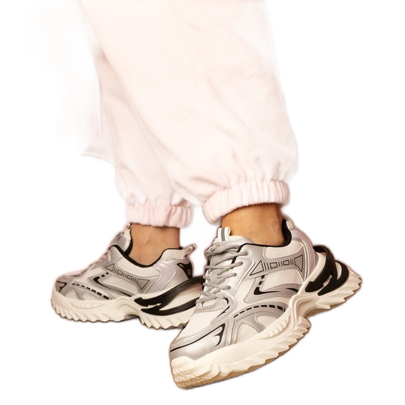 Silbersport -Turnschuhe auf einer dicken Sohle silber-