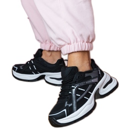 Schwarze Sport -Turnschuhe auf einer massiven Sohle