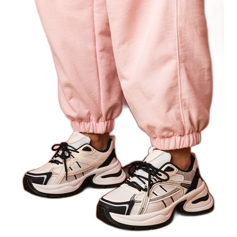 Weiße und weiße Sport -Turnschuhe auf einer massiven Sohle