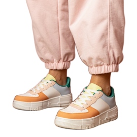 Orange Sportsneaker auf Platfotm