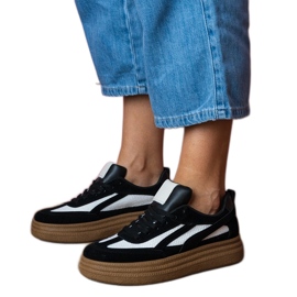 Schwarze Turnschuhe auf einer dicken Sohle