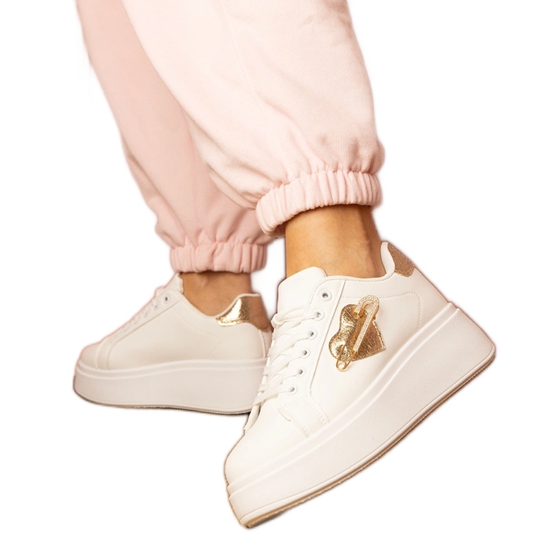 Weiße Turnschuhe mit goldenem Herzen und Zirkonstiften