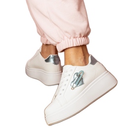 Weiße Turnschuhe mit blauem Herzen und Zirkonstiften