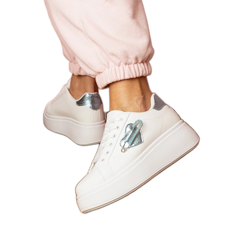 Weiße Turnschuhe mit blauem Herzen und Zirkonstiften
