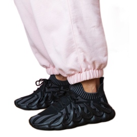 Schwarze Sport -Turnschuhe auf einer massiven Sohle