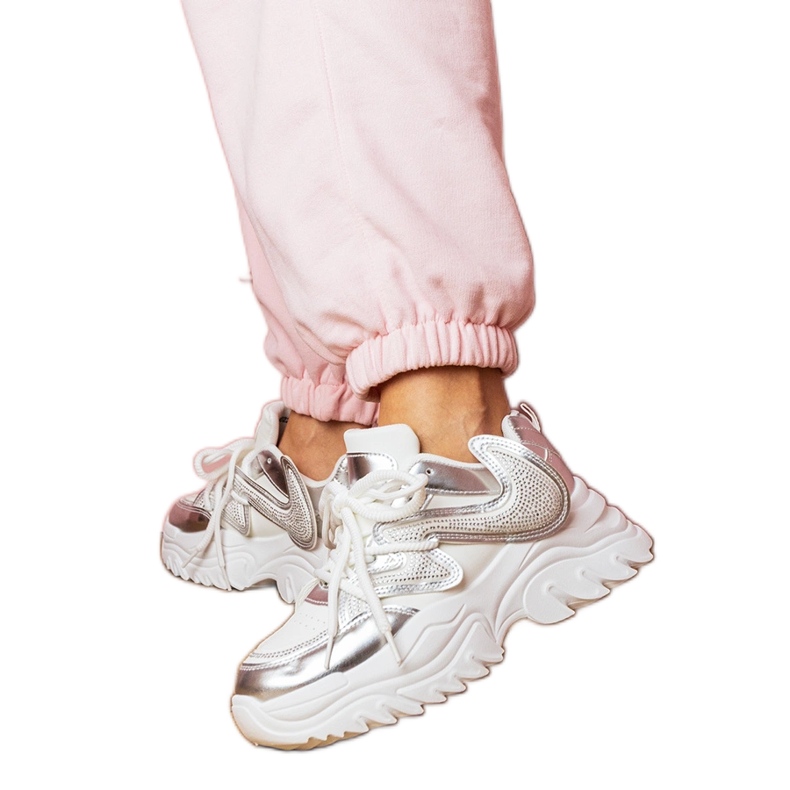 Weiße Turnschuhe auf einer massiven Sohle mit Zirkonen