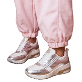 Weiße Turnschuhe mit Zirkonen und einem metallischen Einfügen