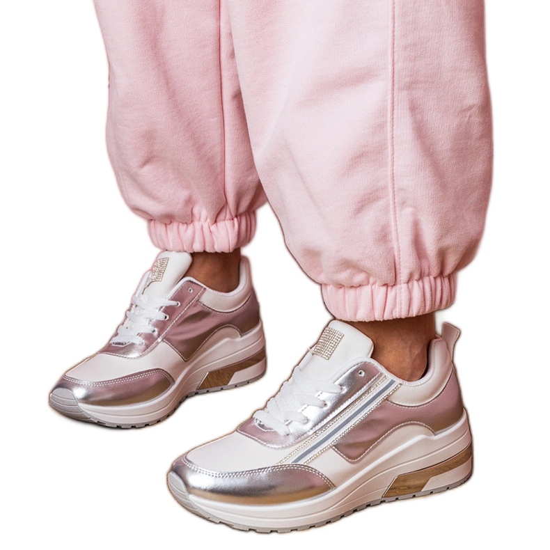 Weiße Turnschuhe mit Zirkonen und einem metallischen Einfügen