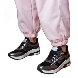 Schwarze Turnschuhe mit Zirkonen und einem metallischen Einfügen