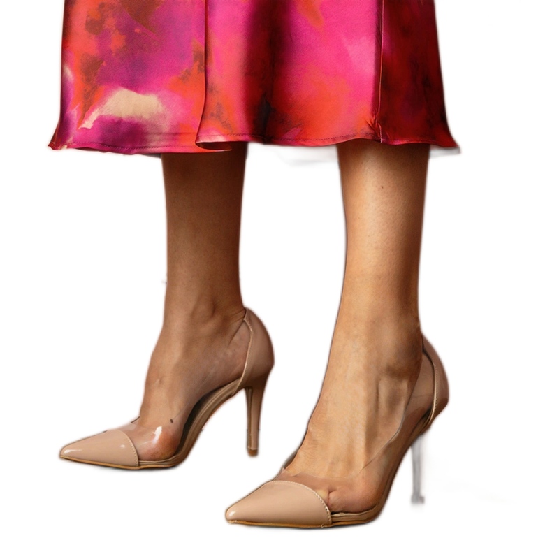 Beige klassische Pumpen mit einem transparenten Obermaterial