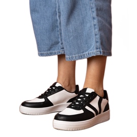 Schwarze Turnschuhe mit Glitzer dekoriert